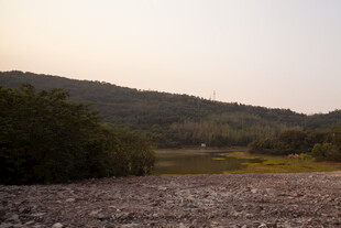 黄昏下的开阔山地景观