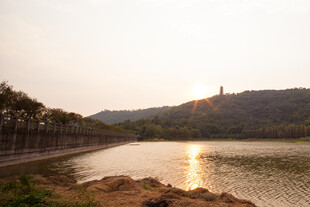 湖畔夕阳美景