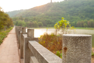 河畔石栏旁的幽静步道