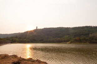 夕阳下的湖畔与远山