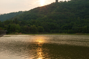 夕阳下的山水湖畔美景