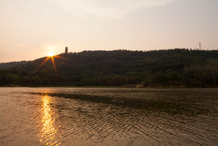 夕阳下的湖光山色美景