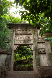 古旧石门 隐于绿意之中