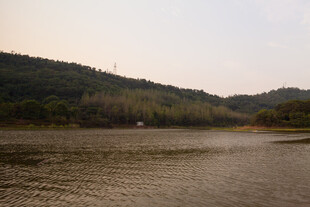 湖畔青山景