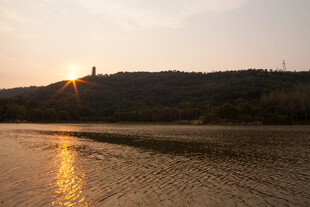 夕阳下的河畔与远山美景