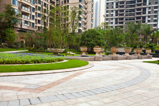 小区内的开阔景观广场