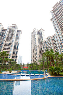 高层旁的静谧泳池景观