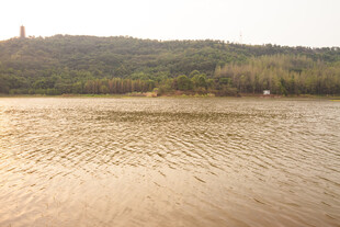 湖畔风光 远山近水