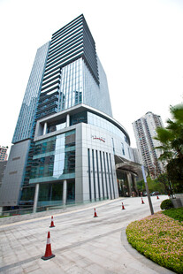 现代都市办公大楼外观