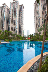 高档小区的清澈泳池景观