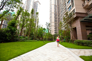 小区内漫步的红衣女子