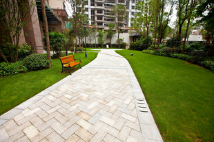 小区内整洁的砖石铺就小径