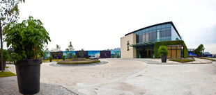 现代风格建筑前的绿植景观