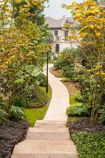 幽静花园中的蜿蜒小径