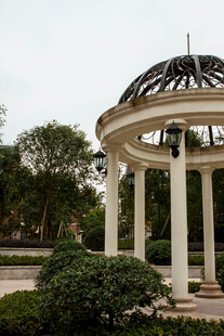 园林中的白色圆顶凉亭