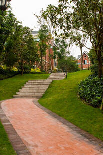 公园中的优美砖石步道