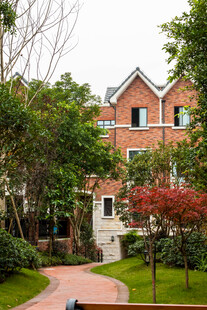 红砖别墅的静谧园林风光