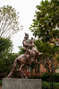骑马人物雕塑 绿树环绕