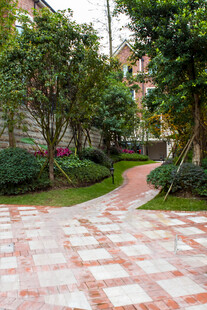 小区内的优美花园小径