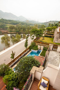 俯瞰精致露台泳池景观