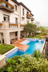 豪华住宅旁的精致泳池景观