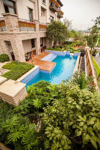 小区景观泳池与绿植环绕