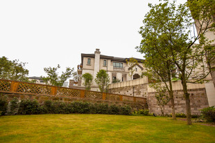 豪华别墅旁的绿意庭院