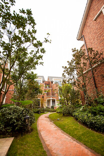 小区内的幽静绿植小径