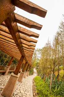 木质廊架下的自然小径