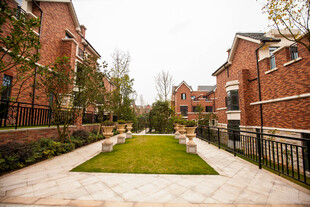 小区内的精致绿化景观