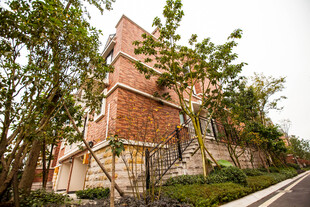 红砖建筑隐于葱郁绿植间