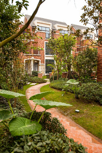 庭院绿植环绕的幽静小径