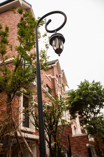 复古路灯旁的红砖建筑