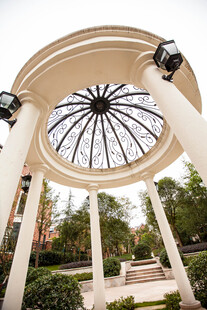 优雅圆顶凉亭景观