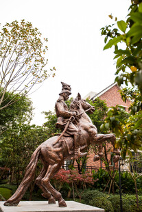 骑马人物雕塑 绿树环绕