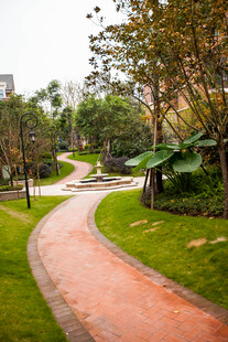 公园蜿蜒小径 绿植环绕