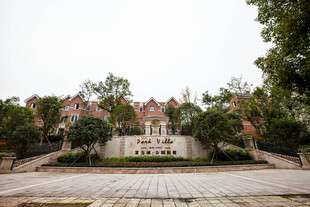 某校园大门景观