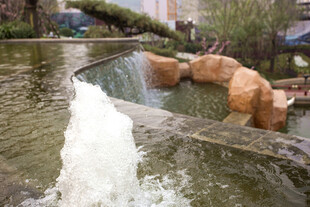 园林中的别致小瀑布