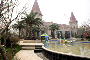 欧式城堡旁的水上玩乐场景