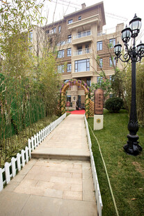 欧式花园旁的精致建筑