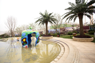 儿童在水边玩耍的欢乐场景