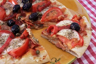 美味番茄芝士披萨切片