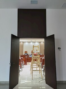 敞开的门通向温馨室内空间