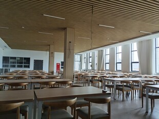 现代简约风格的宽敞餐厅