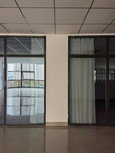 空旷办公室玻璃隔断场景
