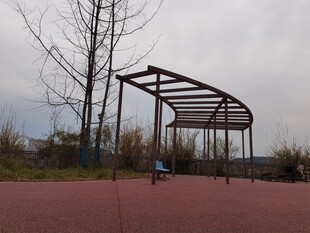 户外休闲凉亭与空旷场地