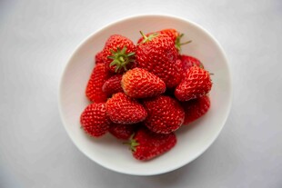 碗中新鲜诱人的红草莓