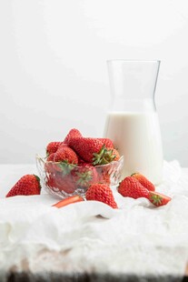 新鲜草莓与牛奶的美味组合