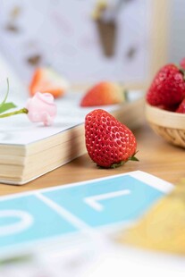 草莓与书本的温馨桌面
