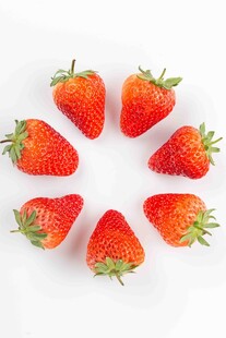 圆形排列的新鲜红草莓